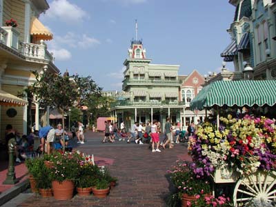 Main Street West Courtyard